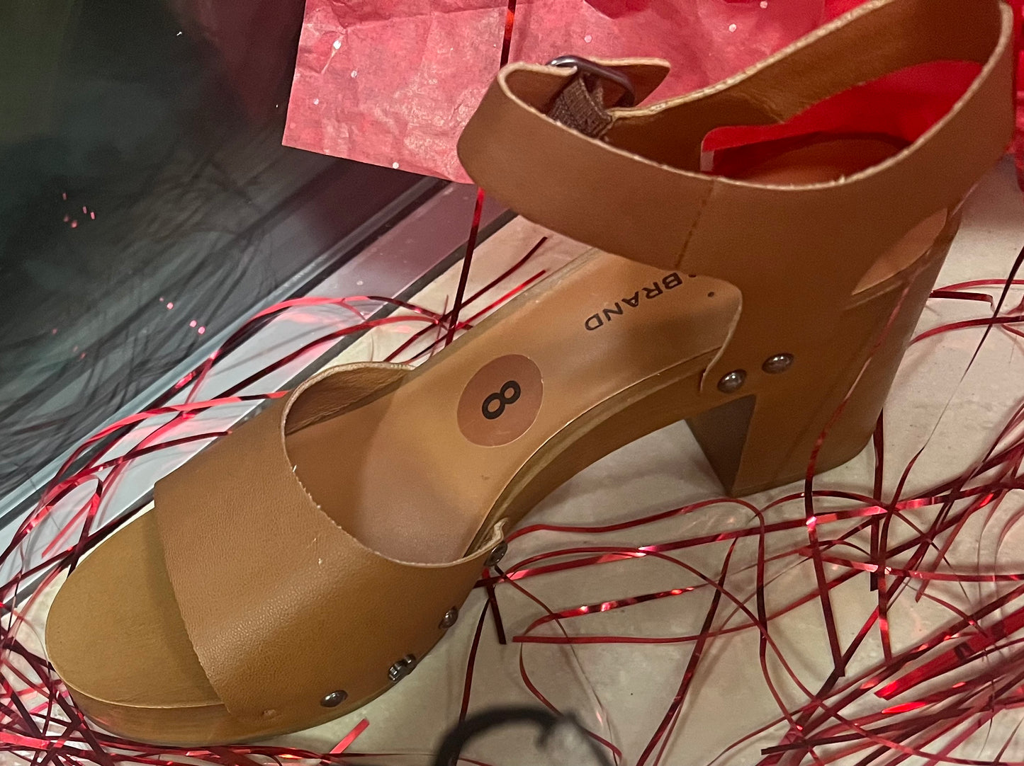 Lucky Brand Ladies Hemzi wood heel matched by the solid structure of the leather straps.